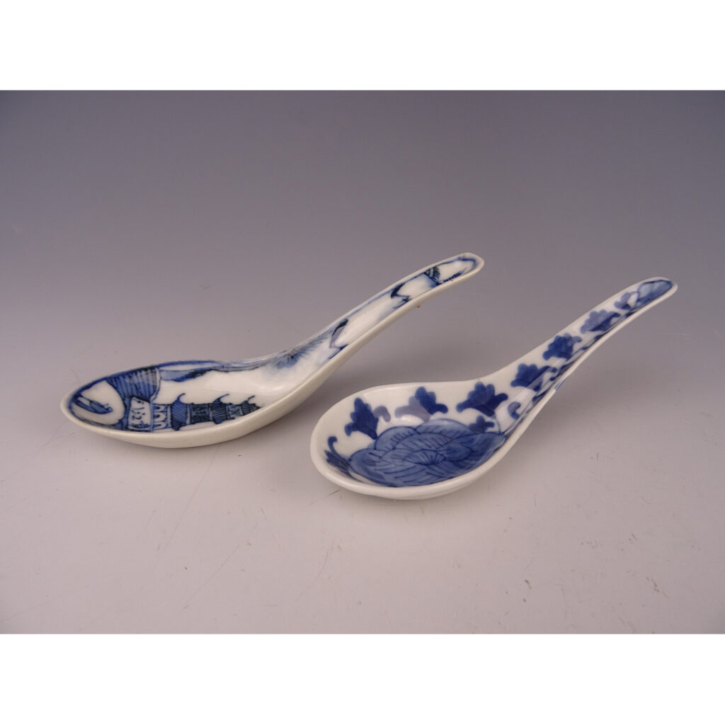 Twee Porselein Lepels