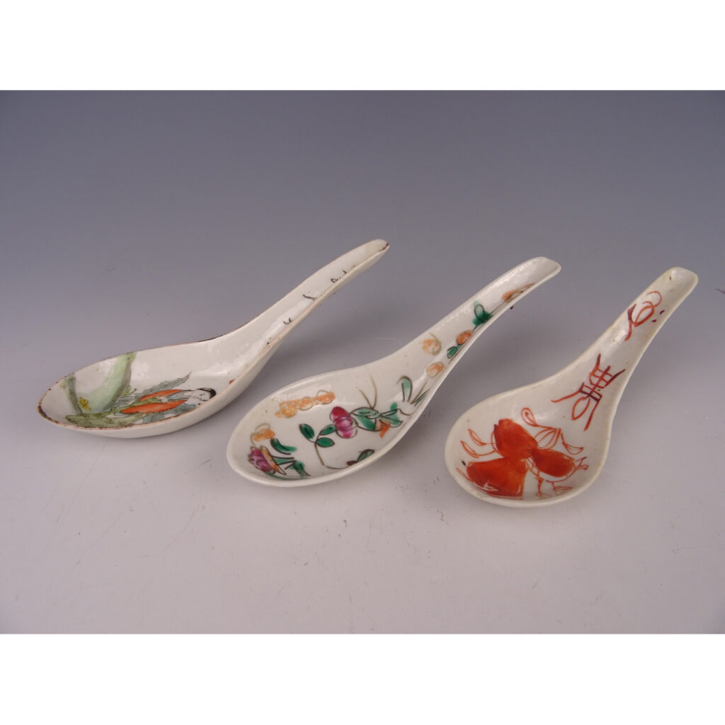 Drie Porselein Lepels